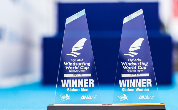 大会トロフィー